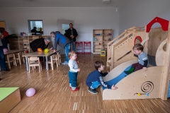 Die Kinder konnten bereits die zahlreichen Spielmöglichkeiten ausprobieren. © JW/Maike Gloeckner