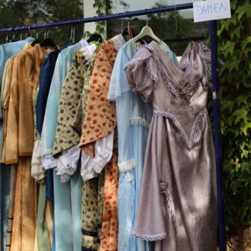 Verkauf von historischen Kostümen im schönen Garten der Kindersingakademie